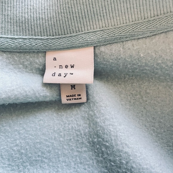 Half zip sweater size M 🧚🏻 - Picture 4 of 4